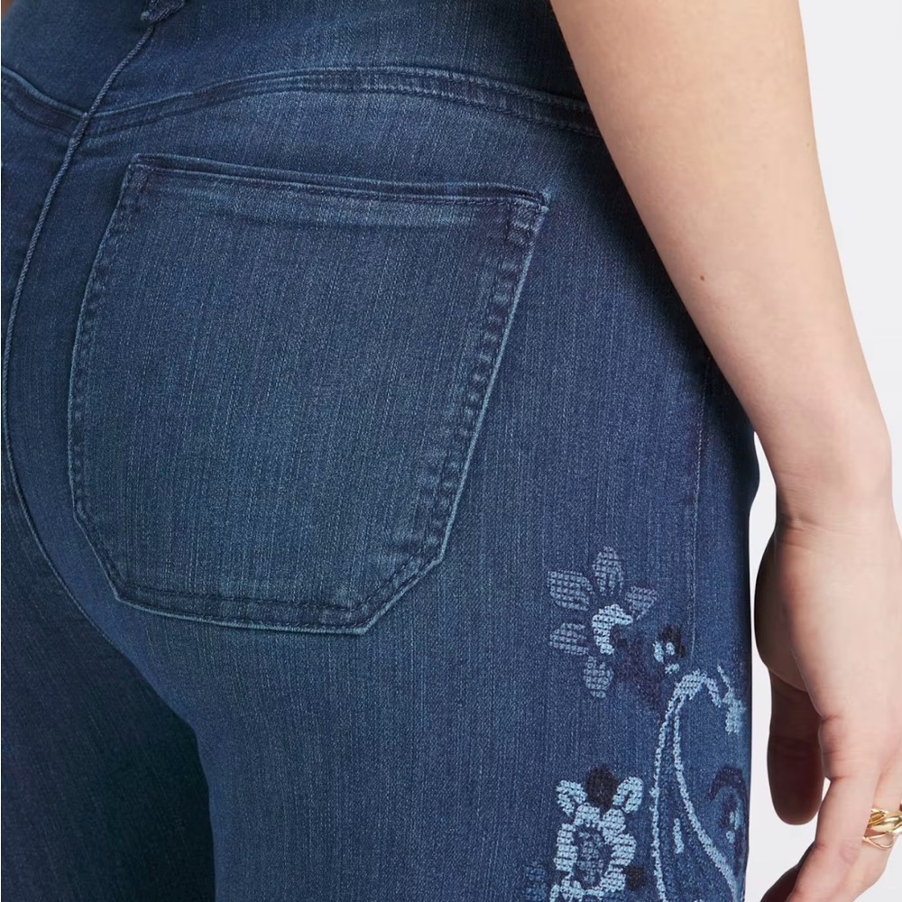 Gorgeous Embroidered Blue Jeans 💙 - Picture 4 of 9